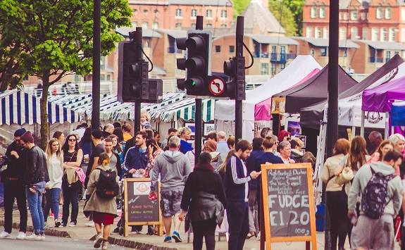 Crowds-quayside-market